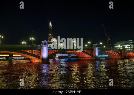 Blick auf die Themse mit dem Shard Skyscraper und der Blackfriars Bridge bei Nacht, London, England, Großbritannien Stockfoto