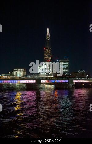 Blick auf die Themse mit dem Shard Skyscraper und der Blackfriars Railway Bridge bei Nacht, London, England, Großbritannien Stockfoto