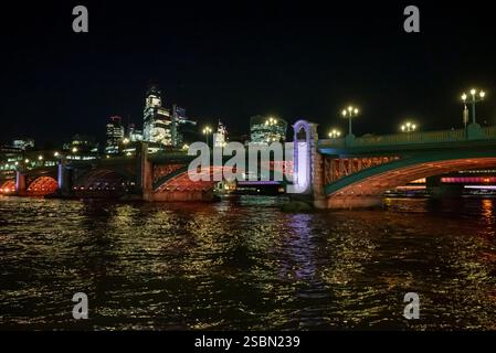 Blick auf die Themse mit Blackfriars Bridge bei Nacht, London, England, Großbritannien Stockfoto