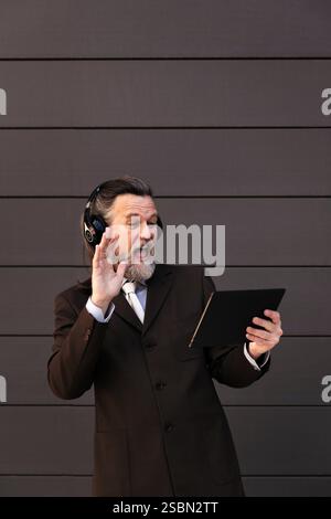 Reifer Mann, der ein Tablet für einen Online-Videoanruf nutzt Stockfoto