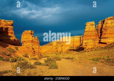 Ein atemberaubender Blick auf den Charyn Canyon bei Sonnenuntergang. Der Charyn-Nationalpark liegt in der Region Almaty im Südosten Kasachstans Stockfoto