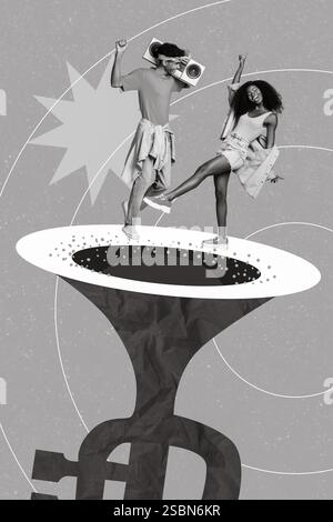 Vertikales Collage-Bild von zwei aufgeregten schwarzen weißen Gamma-Menschen, die tanzen, riesiger bemalter Saxophon-Carry-Boombox Stockfoto