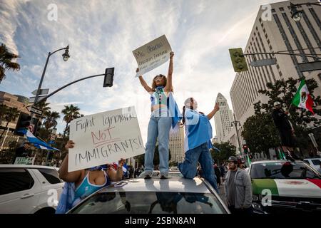 Los Angeles, Usa. Februar 2025. Demonstranten halten während einer Kundgebung zur Unterstützung von Einwanderern Plakate. (Foto: Ringo Chiu/SOPA Images/SIPA USA) Credit: SIPA USA/Alamy Live News Stockfoto