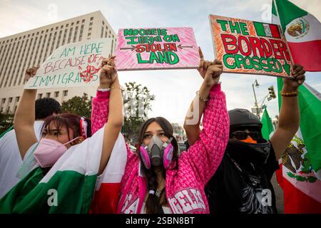 Los Angeles, Usa. Februar 2025. Demonstranten halten während einer Kundgebung zur Unterstützung von Einwanderern Plakate. (Foto: Ringo Chiu/SOPA Images/SIPA USA) Credit: SIPA USA/Alamy Live News Stockfoto
