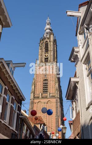 AMERSFOORT, NIEDERLANDE - 26. OKTOBER 2024: Der hohe Turm unserer Lieben Frau, genannt Long John im historischen Stadtzentrum von Amersfoort in der Nethe Stockfoto