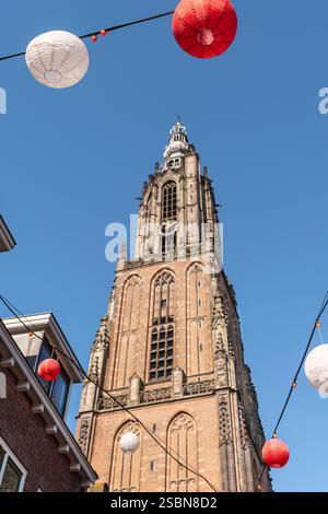 AMERSFOORT, NIEDERLANDE - 26. OKTOBER 2024: Der hohe Turm unserer Lieben Frau, genannt Long John im historischen Stadtzentrum von Amersfoort in der Nethe Stockfoto