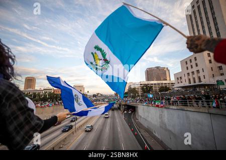 Los Angeles, Usa. Februar 2025. Demonstranten schwenken Flaggen während einer Kundgebung zur Unterstützung von Einwanderern. (Foto: Ringo Chiu/SOPA Images/SIPA USA) Credit: SIPA USA/Alamy Live News Stockfoto