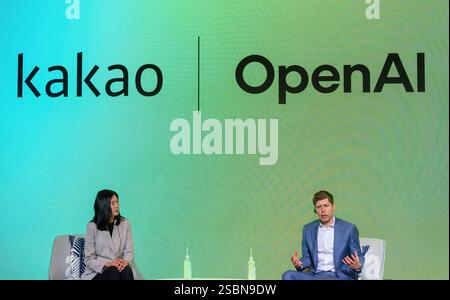 Seoul, Südkorea. Februar 2025. Sam Altman (R), CEO von Open AI, und Chung Shin-A (L), CEO von Kakao, nehmen am Kakao Media Day Teil. Der südkoreanische Technologiegigant Kakao Corp. Gab am 4. Februar eine Partnerschaft mit OpenAI bekannt, um ChatGPT für seinen neuen KI-Dienst zu nutzen und sich einer globalen Allianz unter der Leitung des US-amerikanischen KI-Unternehmens anzuschließen, die sich im Zuge des zunehmenden Wettbewerbs auf dem globalen KI-Markt verstärkt. (Foto: Kim Jae-Hwan/SOPA Images/SIPA USA) Credit: SIPA USA/Alamy Live News Stockfoto
