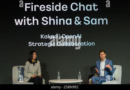 Seoul, Südkorea. Februar 2025. Sam Altman (R), CEO von Open AI, und Chung Shin-A (L), CEO von Kakao, nehmen am Kakao Media Day Teil. Der südkoreanische Technologiegigant Kakao Corp. Gab am 4. Februar eine Partnerschaft mit OpenAI bekannt, um ChatGPT für seinen neuen KI-Dienst zu nutzen und sich einer globalen Allianz unter der Leitung des US-amerikanischen KI-Unternehmens anzuschließen, die sich im Zuge des zunehmenden Wettbewerbs auf dem globalen KI-Markt verstärkt. (Foto: Kim Jae-Hwan/SOPA Images/SIPA USA) Credit: SIPA USA/Alamy Live News Stockfoto