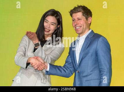Seoul, Südkorea. Februar 2025. Sam Altman (R) und Chung Shin-A (L), CEO von Kakao, posieren für ein Foto beim Kakao Media Day. Der südkoreanische Technologiegigant Kakao Corp. Gab am 4. Februar eine Partnerschaft mit OpenAI bekannt, um ChatGPT für seinen neuen KI-Dienst zu nutzen und sich einer globalen Allianz unter der Leitung des US-amerikanischen KI-Unternehmens anzuschließen, die sich im Zuge des zunehmenden Wettbewerbs auf dem globalen KI-Markt verstärkt. (Foto: Kim Jae-Hwan/SOPA Images/SIPA USA) Credit: SIPA USA/Alamy Live News Stockfoto