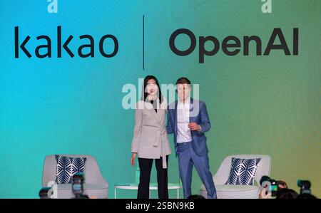 Seoul, Südkorea. Februar 2025. Sam Altman (R) und Chung Shin-A (L), CEO von Kakao, posieren für ein Foto beim Kakao Media Day. Der südkoreanische Technologiegigant Kakao Corp. Gab am 4. Februar eine Partnerschaft mit OpenAI bekannt, um ChatGPT für seinen neuen KI-Dienst zu nutzen und sich einer globalen Allianz unter der Leitung des US-amerikanischen KI-Unternehmens anzuschließen, die sich im Zuge des zunehmenden Wettbewerbs auf dem globalen KI-Markt verstärkt. (Foto: Kim Jae-Hwan/SOPA Images/SIPA USA) Credit: SIPA USA/Alamy Live News Stockfoto