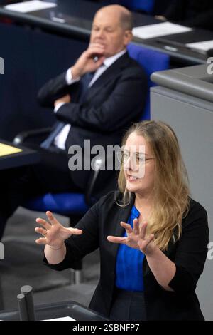 Katharina Droege - Bundestag Zustrombegrenzungsgesetz DEU, Deutschland, Deutschland, Berlin, 31.01.2025 Rede von Katharina Droege Dröge , Vorsitzende der Bundestagsfraktion der Partei Buendnis 90 die Gruenen , vor Regierungsbank mit Olaf Scholz , Bundeskanzler der Bundesrepublik Deutschland SPD waehrend der Debatte im Plenum der 211. Sitzung am 31. Januar 2025 im Plenarsaal Deutscher Bundestag in Berlin Deutschland Die CDU plant die Durchsetzung vom Gesetz zur Begrenzung des illegalen Zustroms Zustrombegrenzungsgesetz zum Thema Migration und Einschraenkung der Zuwanderung auch mit den Stimmen de Stockfoto