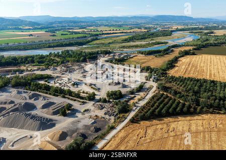 Frankreich, Var, Vinon sur Verdon, Kies- und Sandgrube, La Durance im Hintergrund (Luftaufnahme) Stockfoto