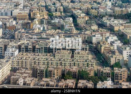 Der Blick über Dubai aus dem Dubai Frame. Das Gebäude hat die Form eines Bilderrahmens, der Aussichtsturm befindet sich im oberen Teil des Rahmens. Stockfoto