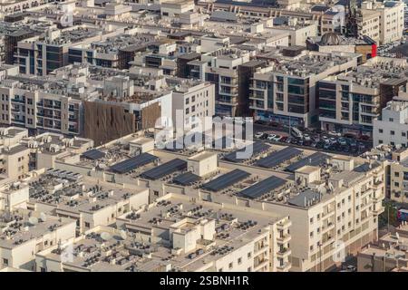 Der Blick über Dubai aus dem Dubai Frame. Das Gebäude hat die Form eines Bilderrahmens, der Aussichtsturm befindet sich im oberen Teil des Rahmens. Stockfoto