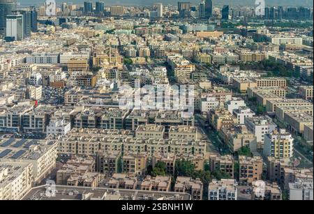 Der Blick über Dubai aus dem Dubai Frame. Das Gebäude hat die Form eines Bilderrahmens, der Aussichtsturm befindet sich im oberen Teil des Rahmens. Stockfoto