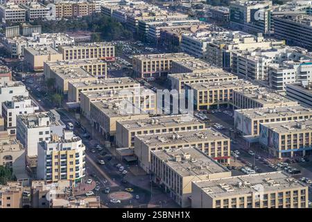 Der Blick über Dubai aus dem Dubai Frame. Das Gebäude hat die Form eines Bilderrahmens, der Aussichtsturm befindet sich im oberen Teil des Rahmens. Stockfoto