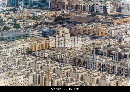 Der Blick über Dubai aus dem Dubai Frame. Das Gebäude hat die Form eines Bilderrahmens, der Aussichtsturm befindet sich im oberen Teil des Rahmens. Stockfoto