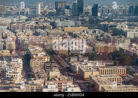 Der Blick über Dubai aus dem Dubai Frame. Das Gebäude hat die Form eines Bilderrahmens, der Aussichtsturm befindet sich im oberen Teil des Rahmens. Stockfoto