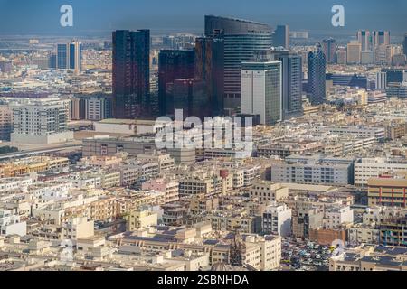Der Blick über Dubai aus dem Dubai Frame. Das Gebäude hat die Form eines Bilderrahmens, der Aussichtsturm befindet sich im oberen Teil des Rahmens. Stockfoto