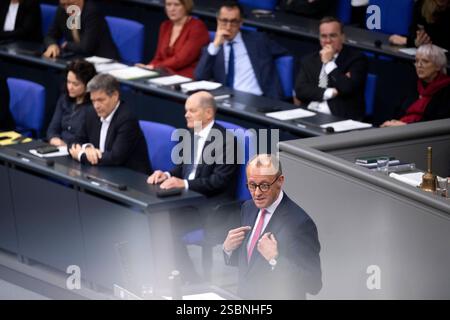 Friedrich Merz - Bundestag Zustrombegrenzungsgesetz DEU, Deutschland, Deutschland, Berlin, 31.01.2025 Rede vom Kanzlerkandidat Friedrich Merz , Vorsitzender der CDU vor Regierungsbank mit Olaf Scholz , Bundeskanzler der Bundesrepublik Deutschland SPD und Robert Habeck , Bundesminister für Wirtschaft und Klimaschutz, und Kanzlerkandidat von Buendnis 90 die Gruenen waehrend der Debatte im Plenum der 211. Sitzung am 31. Januar 2025 im Plenarsaal Deutscher Bundestag in Berlin Deutschland Die CDU-Anlage die Durchsetzung vom Gesetz zur Begrenzung des illegalen Zustroms Zustrombegrenzungsgesetz zum Stockfoto