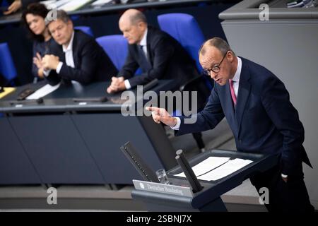 Friedrich Merz - Bundestag Zustrombegrenzungsgesetz DEU, Deutschland, Deutschland, Berlin, 31.01.2025 Rede vom Kanzlerkandidat Friedrich Merz , Vorsitzender der CDU vor Regierungsbank mit Olaf Scholz , Bundeskanzler der Bundesrepublik Deutschland SPD und Robert Habeck , Bundesminister für Wirtschaft und Klimaschutz, und Kanzlerkandidat von Buendnis 90 die Gruenen waehrend der Debatte im Plenum der 211. Sitzung am 31. Januar 2025 im Plenarsaal Deutscher Bundestag in Berlin Deutschland Die CDU-Anlage die Durchsetzung vom Gesetz zur Begrenzung des illegalen Zustroms Zustrombegrenzungsgesetz zum Stockfoto