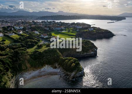 Frankreich, Pyrenäen Atlantiques, baskische Küste, Saint-Jean-de-Luz, der Küstenpfad auf der GR 8, der entlang der Flyschklippe des Pile d'Assiettes verläuft, eine Art Mühlenfeuille, die harte und weiche Felsen abwechselnd, die Bucht von Saint-Jean-de-Luz im Hintergrund (Luftaufnahme) Stockfoto