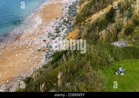 Frankreich, Pyrenäen Atlantiques, baskische Küste, Saint-Jean-de-Luz, Küstenpfad auf der GR 8 entlang des Erromardie-Strandes (aus der Vogelperspektive) Stockfoto