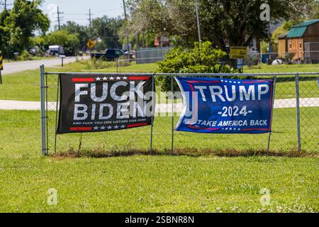 USA, Louisiana, Dulac, Präsidentschaftswahlen 2024, Flaggen eines Pro-Trump-Unterstützers Stockfoto