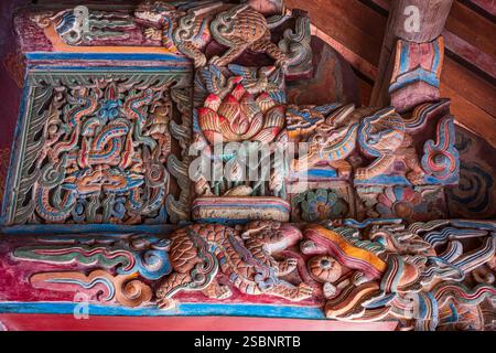 Vietnam, Provinz Ninh Binh, Hoa Lu, ehemalige Hauptstadt Vietnams zwischen 968 und 1010, Tempel des Königs Le Dai Hanh, geschnitzte Holzbalken Stockfoto