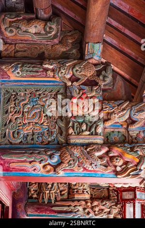 Vietnam, Provinz Ninh Binh, Hoa Lu, ehemalige Hauptstadt Vietnams zwischen 968 und 1010, Tempel des Königs Le Dai Hanh, geschnitzte Holzbalken Stockfoto