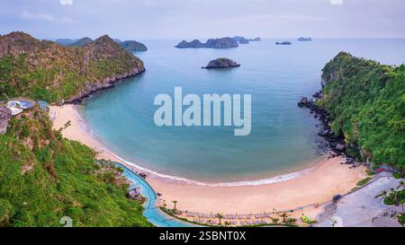 Vietnam, Provinz Haiphong, Insel Cat Ba, Strand Cat Co 2 am Fuße des Flamingo Resort Cat Ba Stockfoto