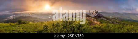 Polen, Präkarpaten, Ustrzyki Górne, Nationalpark Bieszczady, Sonnenaufgang in der Schutzhütte Połoniny Wetlińska, atemberaubender Blick auf den Gipfel von Połonina Caryńska, Berehy Górne (Brzegi Górne), Panoramablick Stockfoto