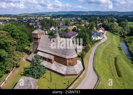 Polen, Präkarpaten, Haczów, Holzkirche Mariä Himmelfahrt und Erzengel Michael, seit 2003 UNESCO-Weltkulturerbe, aus der Vogelperspektive Stockfoto