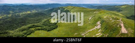 Polen, Präkarpaten, Ustrzyki Górne, Nationalpark Bieszczady, Wandern auf dem Berg Tarnica, dem höchsten Punkt des polnischen Bieszczady mit seinen 1346 Metern über dem Meer, Berge und Täler der Ukraine im Hintergrund, Panoramablick aus der Luft Stockfoto