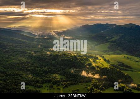Polen, Präkarpaten, Ustrzyki Górne, Nationalpark Bieszczady, Sonnenuntergang über dem Tal von Ustrzyki Górne, touristische Hauptstadt der Region Präkarpaten, von der aus viele Entdeckungen möglich sind, aus der Vogelperspektive Stockfoto