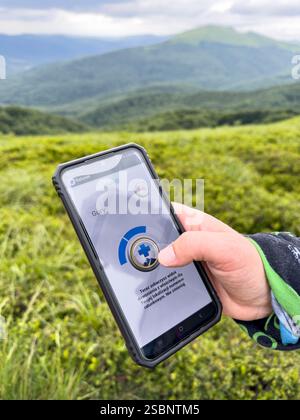 Polen, Präkarpaten, Ustrzyki Górne, Bieszczady Nationalpark, polnische Ratunek App, hier im Bergrettungsmodus sendet ein drittes Drücken das Positionssignal und medizinische Daten, die der Benutzer über die App zur Verfügung stellt Stockfoto