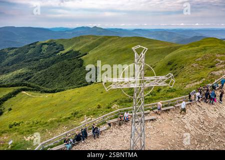 Polen, Präkarpaten, Ustrzyki Górne, Bieszczady Nationalpark, Wandern auf dem Berg Tarnica, dem höchsten Punkt des polnischen Bieszczady mit seinen 1346 Metern über dem Meer, Berge und Täler der Ukraine im Hintergrund, aus der Vogelperspektive Stockfoto