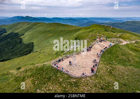 Polen, Präkarpaten, Ustrzyki Górne, Bieszczady Nationalpark, Wandern auf dem Berg Tarnica, dem höchsten Punkt des polnischen Bieszczady mit seinen 1346 Metern über dem Meer, Berge und Täler der Ukraine im Hintergrund, aus der Vogelperspektive Stockfoto
