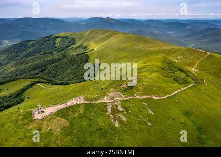 Polen, Präkarpaten, Ustrzyki Górne, Bieszczady Nationalpark, Wandern auf dem Berg Tarnica, dem höchsten Punkt des polnischen Bieszczady mit seinen 1346 Metern über dem Meer, Berge und Täler der Ukraine im Hintergrund, aus der Vogelperspektive Stockfoto