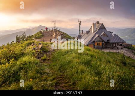 Polen, Präkarpaten, Ustrzyki Górne, Nationalpark Bieszczady, Sonnenaufgang in der Schutzhütte Połoniny Wetlińska, atemberaubender Blick auf den Gipfel von Połonina Caryńska, Berehy Górne (Brzegi Górne) Stockfoto