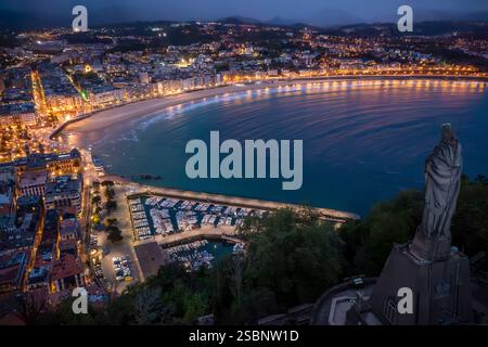 Spanien, Provinz Guipuscoa (Gipuzkoa), San Sebastian, Zwischenstopp auf dem Camino del Norte, die spanische Pilgerroute nach Santiago de Compostela, UNESCO-Weltkulturerbe, La Concha Bucht in der Abenddämmerung, aus Sicht der Château de la Mota, aus der Vogelperspektive Stockfoto