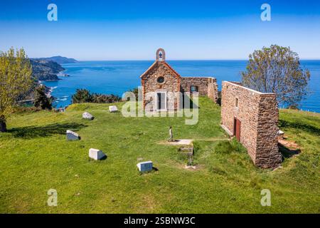 Spanien, Baskenland, Guipuzcoa, Deba, die Einsiedelei Santa Catalina aus dem 16. Jahrhundert, die lange Zeit ein Bezugspunkt für Pilger war, die nach Santiago de Compostela fuhren. Die Messe wird hier nur am St. John's Day (24. Juni) gefeiert, aus der Vogelperspektive Stockfoto