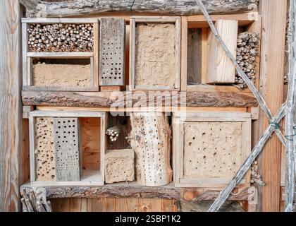 Insektenhäuser aus verschiedenen Materialien: Ton, Holz. Hochwertige Fotos Stockfoto