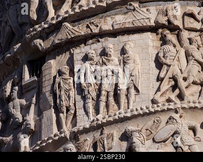 Rom. Italien. Säule von Marcus Aurelius (193 n. Chr.), auf der Piazza Colonna. Detail einer Relief-Szene, die ein Militärlager darstellt. Römischer Kaiser Marcus Aur Stockfoto