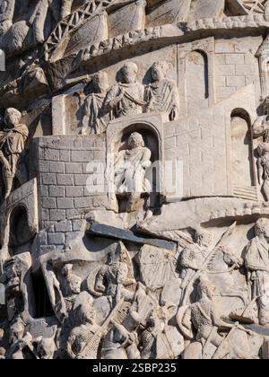 Rom. Italien. Säule von Marcus Aurelius (193 n. Chr.), auf der Piazza Colonna. Detail einer Relief-Szene, die Marcus Aurelius in seiner Armee zeigt (adlocutio) Stockfoto