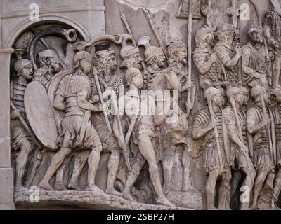 Rom. Italien. Säule des Marcus Aurelius (193 n. Chr.), auf der Piazza Colonna. Detail einer Reliefszene, die eine Schlacht der Markomannischen Kriege darstellt, spätes 2. Jh. Stockfoto