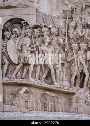 Rom. Italien. Säule des Marcus Aurelius (193 n. Chr.), auf der Piazza Colonna. Detail einer Reliefszene, die eine Schlacht der Markomannischen Kriege darstellt, spätes 2. Jh. Stockfoto