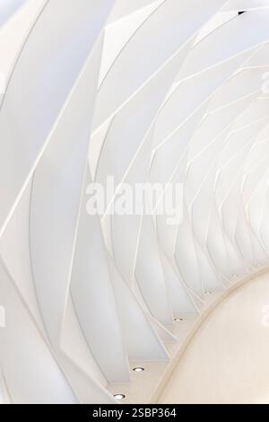 Dekorativer, weißer Fußweg von der U-Bahn-Station Emirates Towers zum Museum der Zukunft. Das faszinierende Museum wurde 2022 eröffnet. Stockfoto