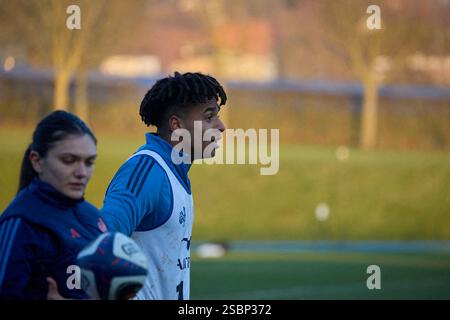 Marcoussis, Frankreich. Februar 2025. Nach seinem Sieg gegen Wales im Stade de France nimmt der XV Frankreich sein Training im CNR (National Rugby Center) in Marcoussis für das nächste Spiel gegen den XV der Rose in England am Samstag, den 8. Februar, wieder auf. Theo Attissogbe. Marcoussis, Frankreich am 3. Februar 2025. Foto: Jean Pierre Nguyen Van Hai Barbier/ABACAPRESS. COM Credit: Abaca Press/Alamy Live News Stockfoto